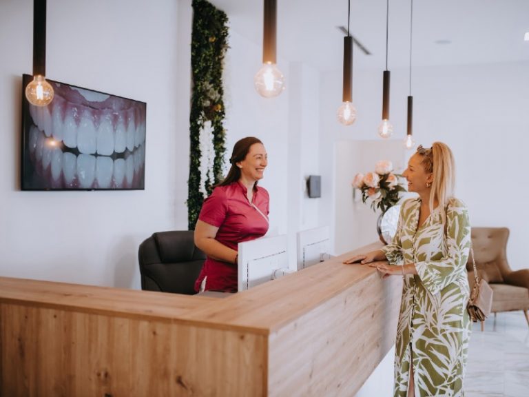 Écran d'affichage dynamique dans la salle d'attente d'un cabinet dentaire