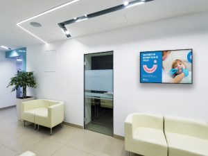 Écran d'affichage dynamique dans la salle d'attente d'un cabinet dentaire