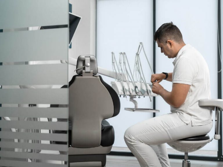 Écran d'affichage dynamique dans la salle d'attente d'un cabinet dentaire