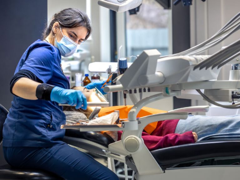 Patient dans un cabinet dentaire et régulation installation dentiste