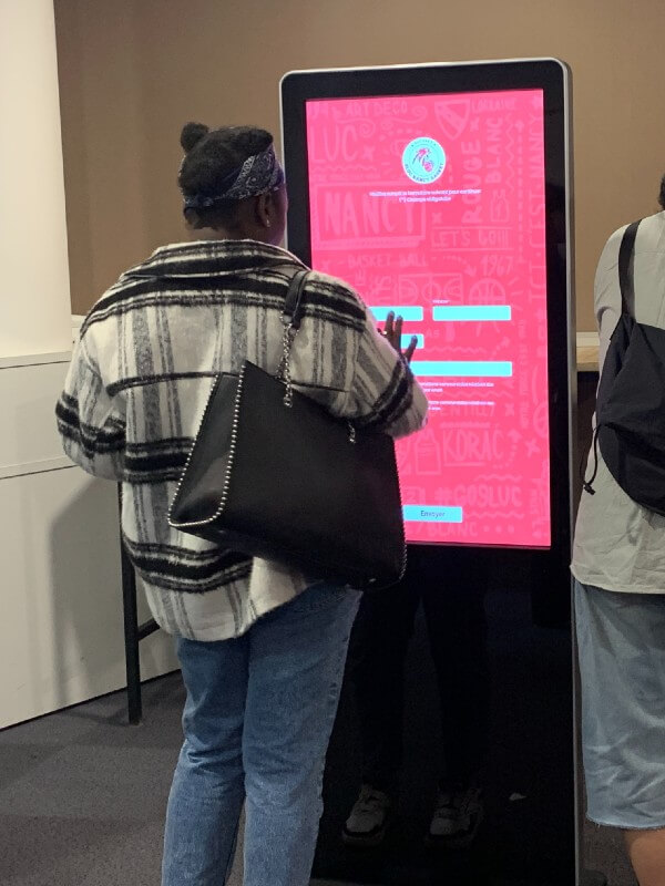 totem tactile VERTICAL pour SLUC avec formulaire sur visiteurs