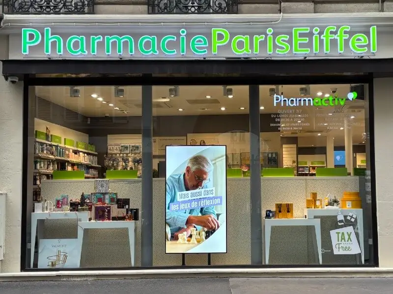 écran vitrine publicitaire Pharmacie Paris Eiffel