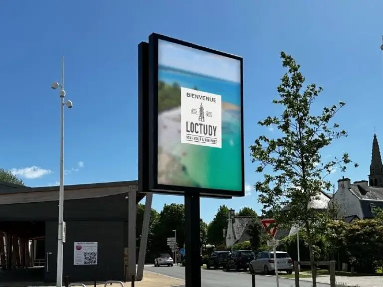 Panneau d'information LED devant la mairie de Loctudy