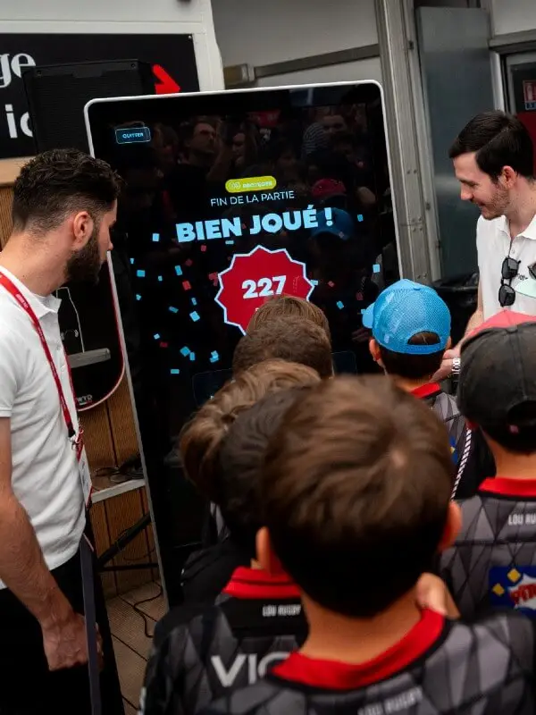 Totem tactile avec jeu concours sur mesure pour Lou Rugby Lyon x Matmut x Agence SPK