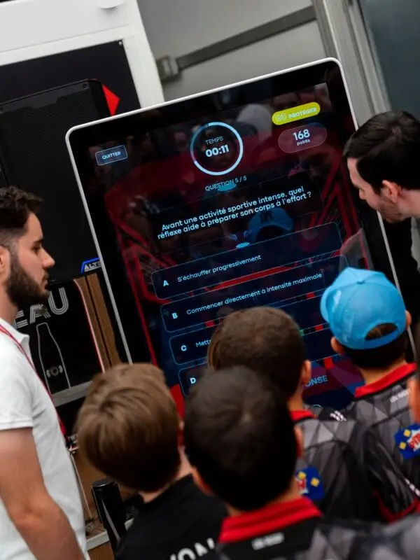 Totem tactile avec quiz sur mesure pour Lou Rugby Lyon x Matmut x Agence SPK