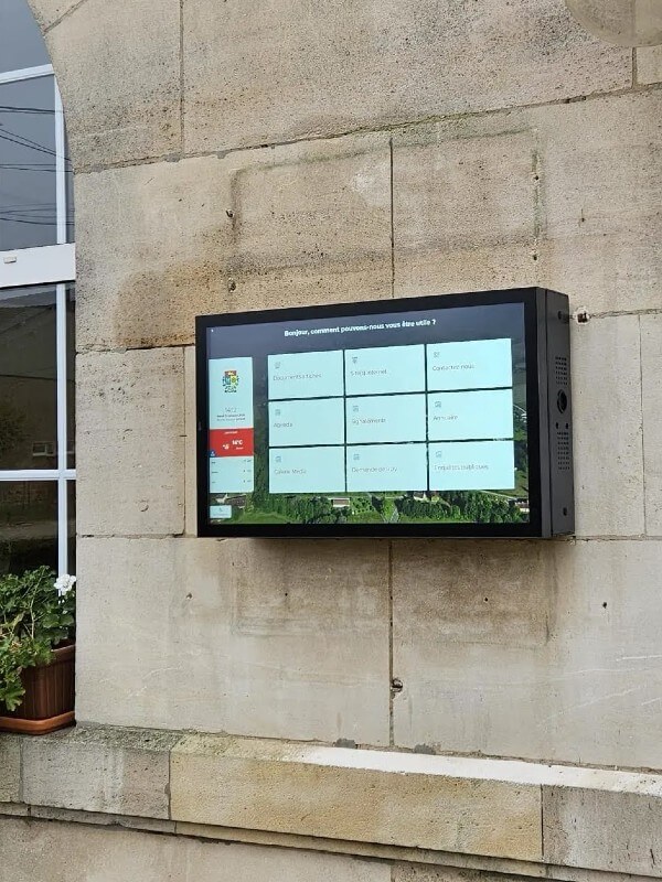 écran tactile extérieur+ avec application Datahall pour Mairie de Laheycourt